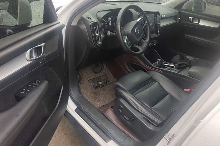 Used Volvo XC40 2019 T4 Four-Wheel Drive Dawn Ice White Driver Seat