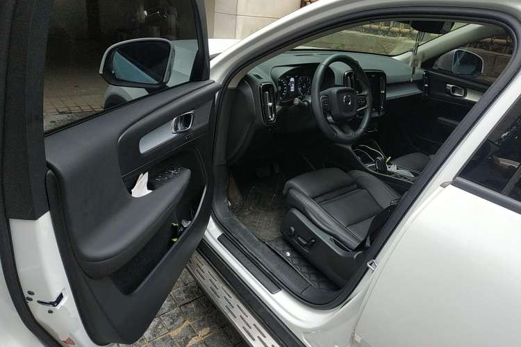 Used Volvo XC40 2019 T4 Four-Wheel Drive Dawn Ice White Driver Seat