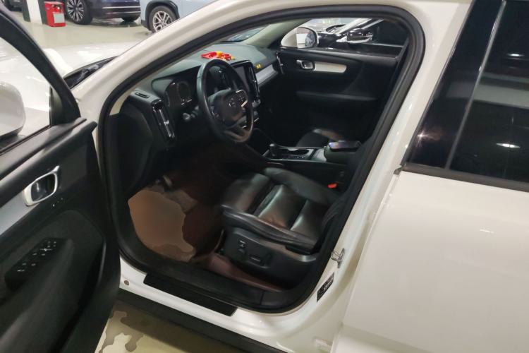 Used Volvo XC40 2019 T4 Four-Wheel Drive Dawn Ice White Driver Seat