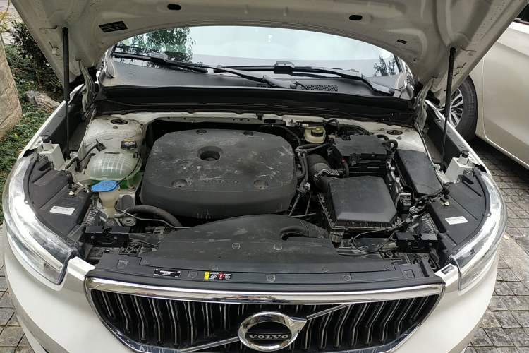 Used Volvo XC40 2019 T4 Four-Wheel Drive Dawn Ice White Engine Bay
