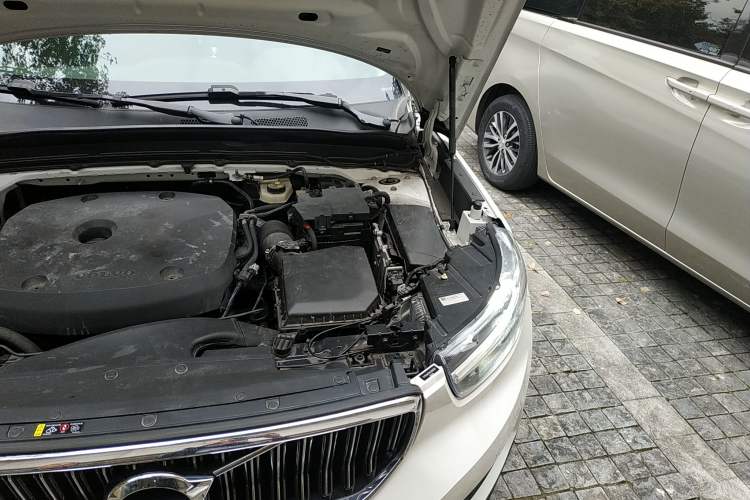 Used Volvo XC40 2019 T4 Four-Wheel Drive Dawn Ice White Engine Bay Left