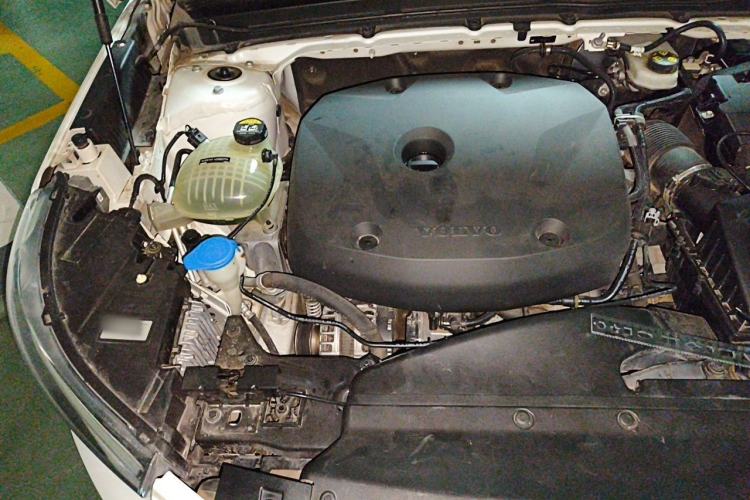 Used Volvo XC40 2019 T4 Four-Wheel Drive Dawn Ice White Engine Bay Right