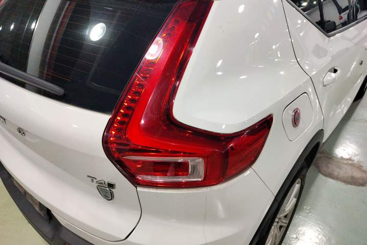 Used Volvo XC40 2019 T4 Four-Wheel Drive Dawn Ice White Exterior 3