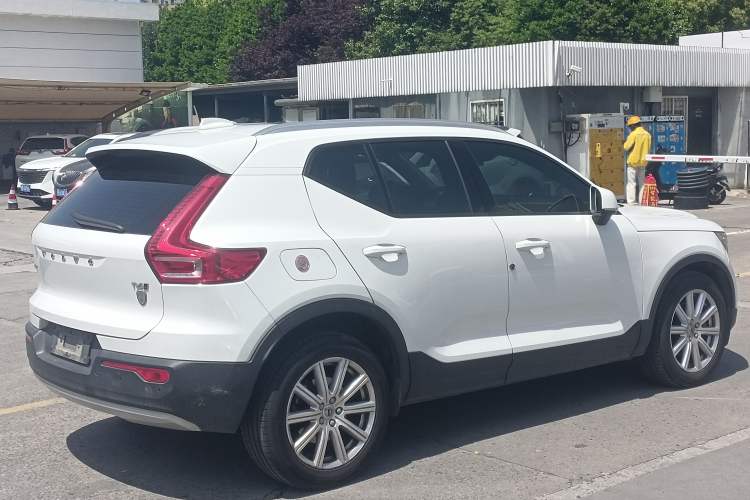Used Volvo XC40 2019 T4 Four-Wheel Drive Dawn Ice White Exterior 4