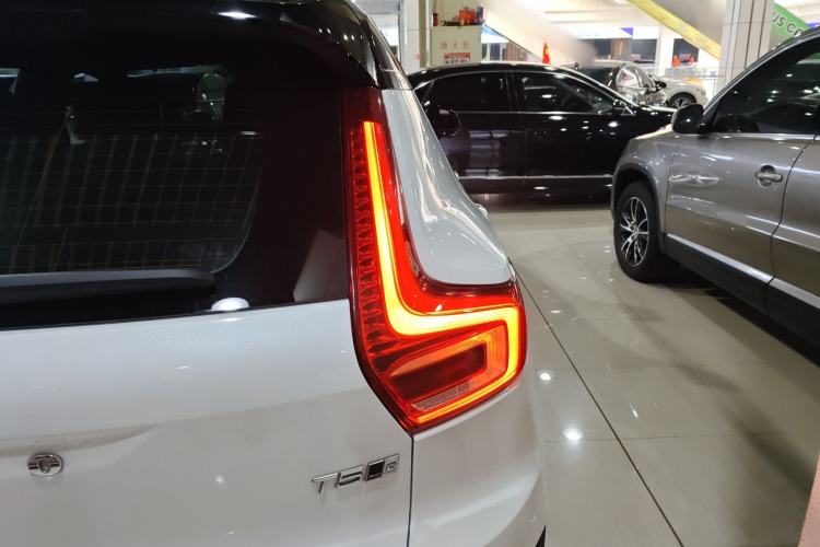 Used Volvo XC40 2019 T5 4x4 Sport Sunset Crystal White Exterior 6