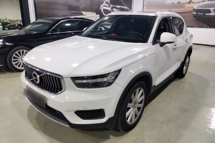 Used Volvo XC40 2019 T4 Four-Wheel Drive Dawn Ice White Front Left 45 Deg
