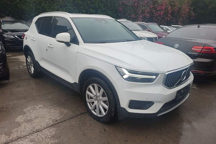 Used Volvo XC40 2019 T4 Four-Wheel Drive Dawn Ice White Front Right 45 Deg