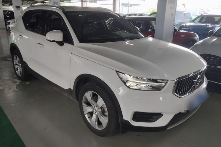 Used Volvo XC40 2019 T4 Four-Wheel Drive Dawn Ice White Front Right 45 Deg