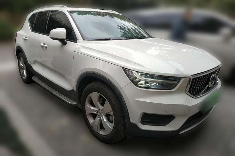 Used Volvo XC40 2019 T4 Four-Wheel Drive Dawn Ice White Front Right 45 Deg