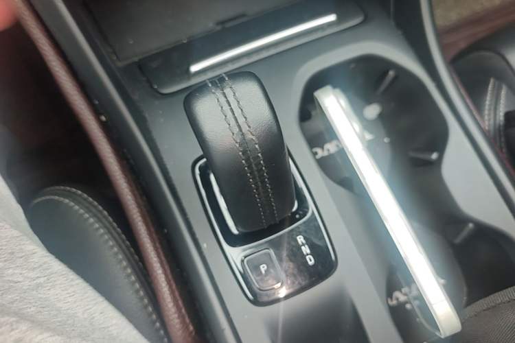 Used Volvo XC40 2019 T4 Four-Wheel Drive Dawn Ice White Gear Lever