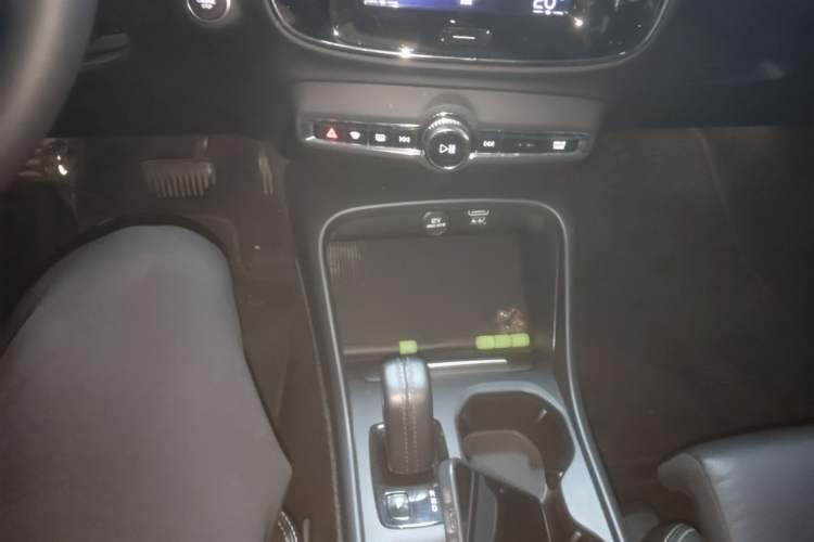 Used Volvo XC40 2019 T4 Four-Wheel Drive Dawn Ice White Gear Lever