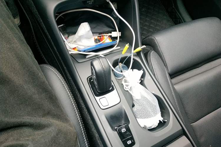 Used Volvo XC40 2019 T4 Four-Wheel Drive Dawn Ice White Gear Lever