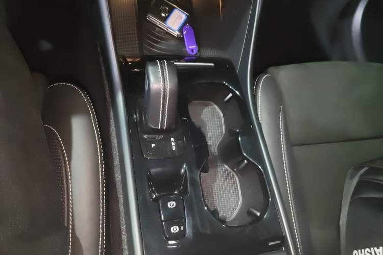 Used Volvo XC40 2019 T5 4x4 Sport Sunset Crystal White Gear Lever