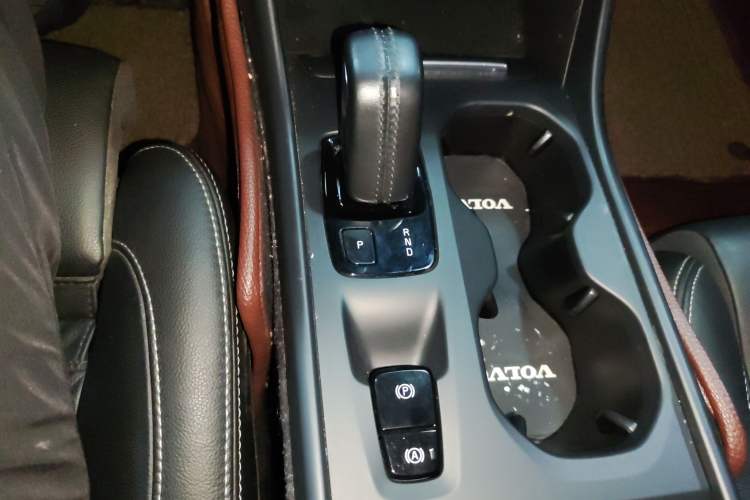 Used Volvo XC40 2019 T4 Four-Wheel Drive Dawn Ice White Gear Lever