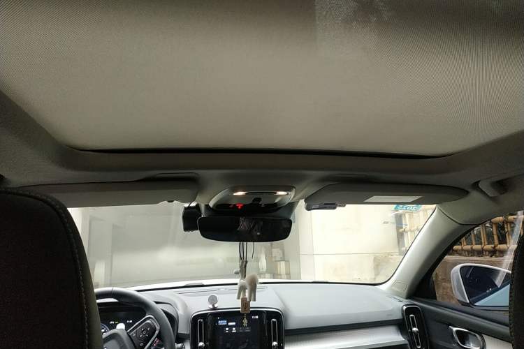 Used Volvo XC40 2019 T4 Four-Wheel Drive Dawn Ice White Headliner