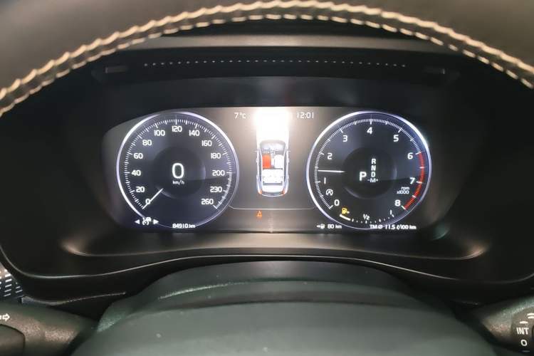 Used Volvo XC40 2019 T5 4x4 Sport Sunset Crystal White Instrument Cluster