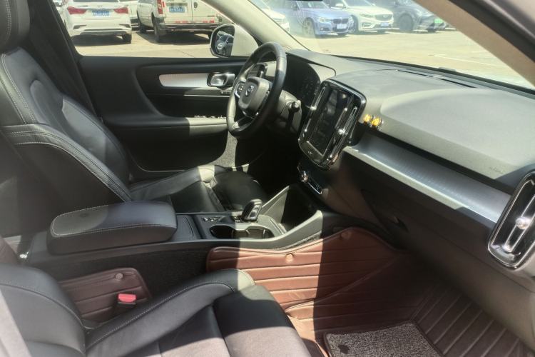 Used Volvo XC40 2019 T4 Four-Wheel Drive Dawn Ice White Interior 1