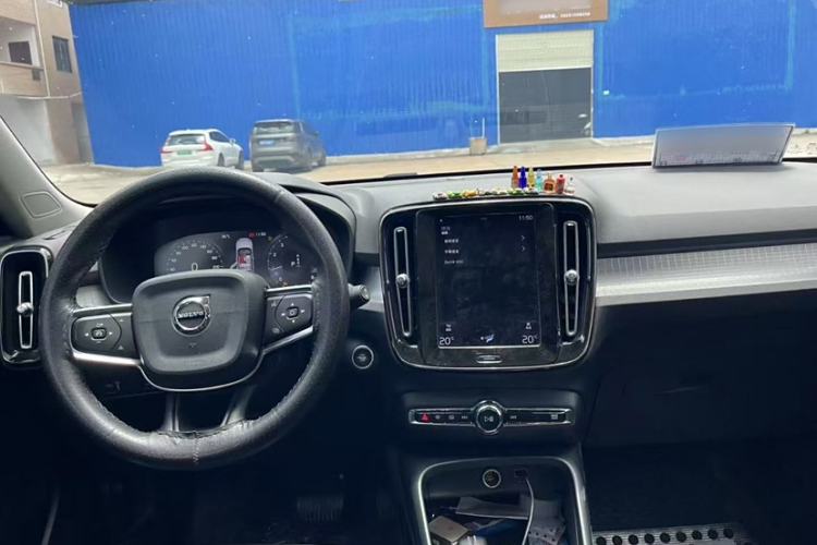 Used Volvo XC40 2019 T4 Four-Wheel Drive Dawn Ice White Interior 1