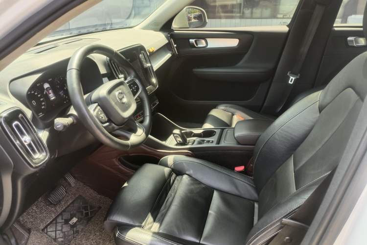 Used Volvo XC40 2019 T4 Four-Wheel Drive Dawn Ice White Interior 2