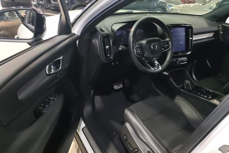Used Volvo XC40 2019 T5 4x4 Sport Sunset Crystal White Interior 3