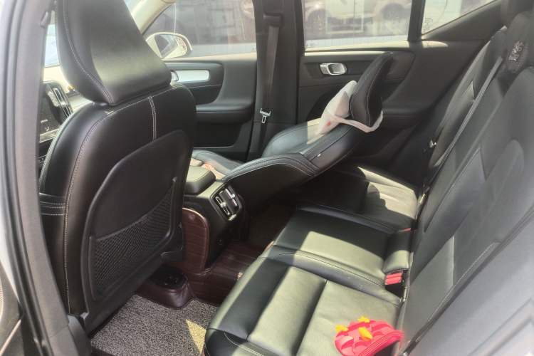 Used Volvo XC40 2019 T4 Four-Wheel Drive Dawn Ice White Interior 3
