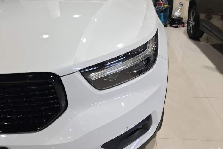Used Volvo XC40 2019 T5 4x4 Sport Sunset Crystal White Left Front Headlight