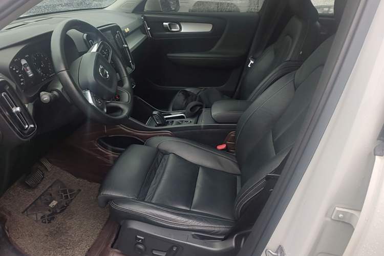 Used Volvo XC40 2019 T4 Four-Wheel Drive Dawn Ice White Left Front Seat
