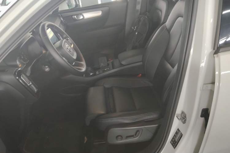 Used Volvo XC40 2019 T4 Four-Wheel Drive Dawn Ice White Left Front Seat