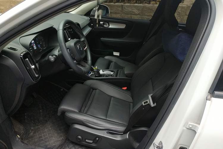 Used Volvo XC40 2019 T4 Four-Wheel Drive Dawn Ice White Left Front Seat