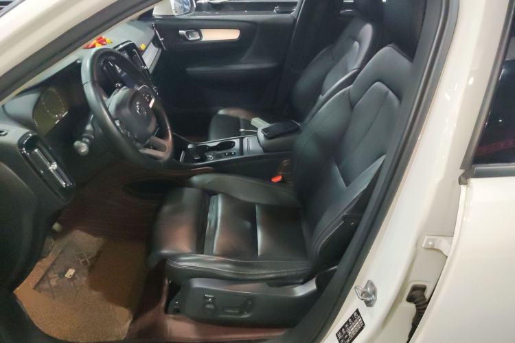 Used Volvo XC40 2019 T4 Four-Wheel Drive Dawn Ice White Left Front Seat