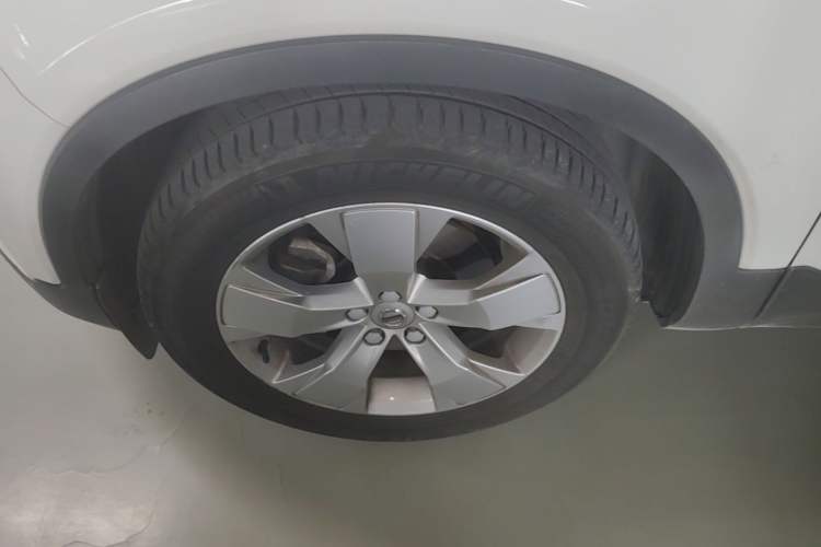 Used Volvo XC40 2019 T4 Four-Wheel Drive Dawn Ice White Left Front Wheel Hub
