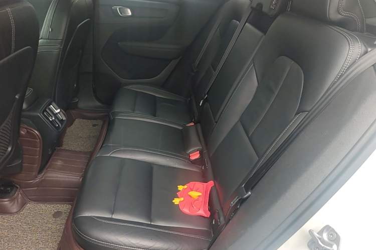 Used Volvo XC40 2019 T4 Four-Wheel Drive Dawn Ice White Left Rear Seat