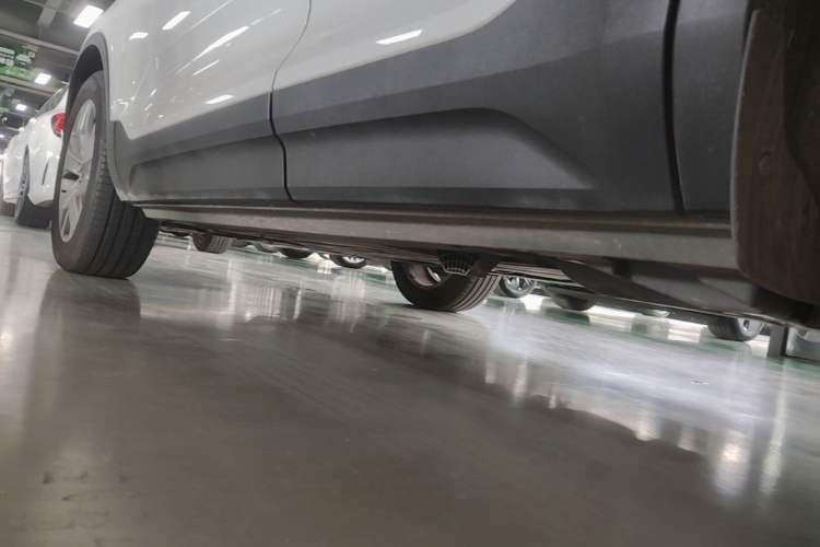 Used Volvo XC40 2019 T4 Four-Wheel Drive Dawn Ice White Left Side Sill