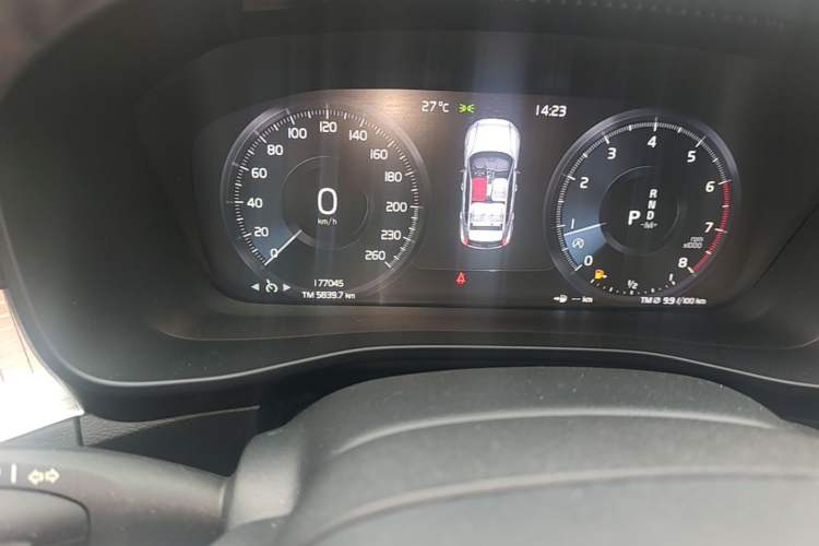 Used Volvo XC40 2019 T4 Four-Wheel Drive Dawn Ice White Odometer Close Up