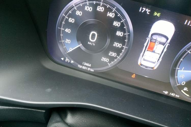 Used Volvo XC40 2019 T4 Four-Wheel Drive Dawn Ice White Odometer Close Up
