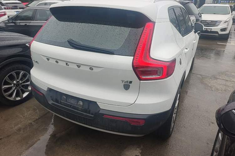 Used Volvo XC40 2019 T4 Four-Wheel Drive Dawn Ice White Rear Right 45 Deg