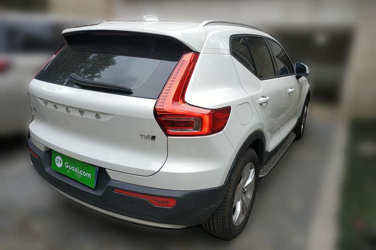 Used Volvo XC40 2019 T4 Four-Wheel Drive Dawn Ice White Rear Right 45 Deg