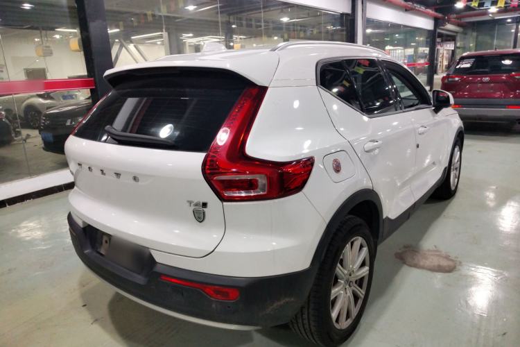Used Volvo XC40 2019 T4 Four-Wheel Drive Dawn Ice White Rear Right 45 Deg