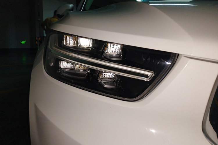 Used Volvo XC40 2019 T4 Four-Wheel Drive Dawn Ice White Right Front Headlight