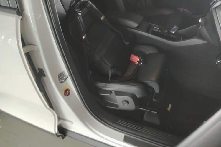 Used Volvo XC40 2019 T4 Four-Wheel Drive Dawn Ice White Right Front Seat