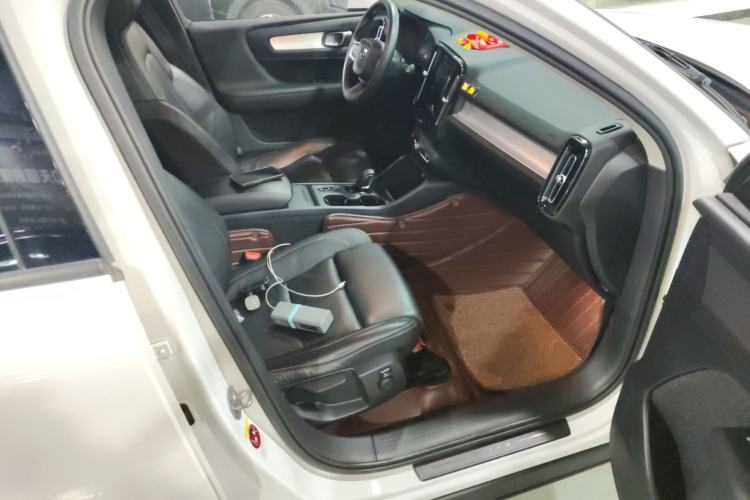 Used Volvo XC40 2019 T4 Four-Wheel Drive Dawn Ice White Right Front Seat