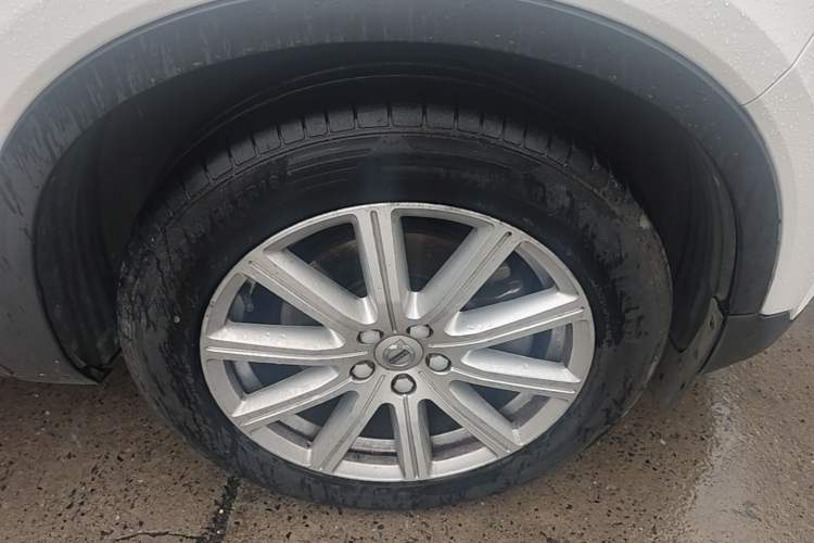 Used Volvo XC40 2019 T4 Four-Wheel Drive Dawn Ice White Right Front Wheel Hub
