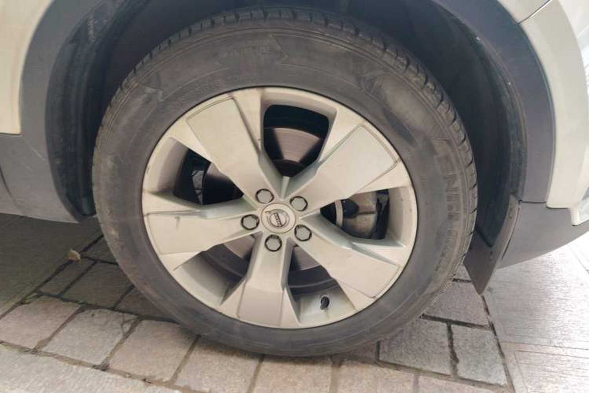 Used Volvo XC40 2019 T4 Four-Wheel Drive Dawn Ice White Right Front Wheel Hub