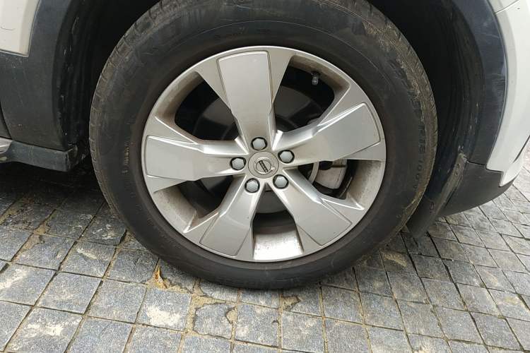 Used Volvo XC40 2019 T4 Four-Wheel Drive Dawn Ice White Right Front Wheel Hub