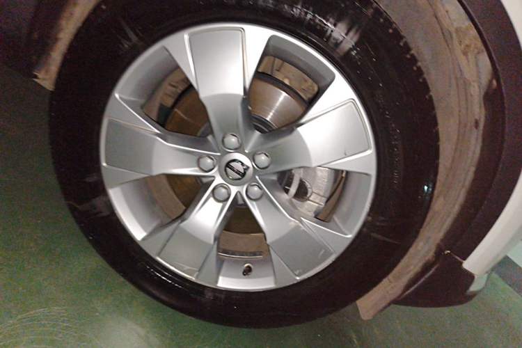 Used Volvo XC40 2019 T4 Four-Wheel Drive Dawn Ice White Right Front Wheel Hub