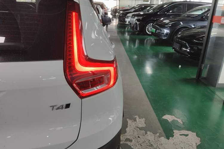 Used Volvo XC40 2019 T4 Four-Wheel Drive Dawn Ice White Right Rear Taillight