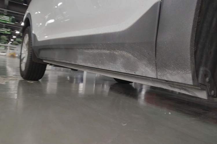 Used Volvo XC40 2019 T4 Four-Wheel Drive Dawn Ice White Right Side Sill