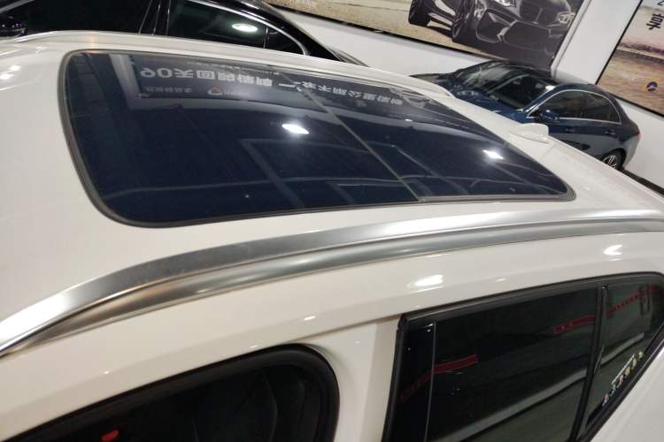 Used Volvo XC40 2019 T4 Four-Wheel Drive Dawn Ice White Roof