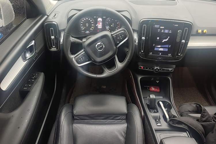 Used Volvo XC40 2019 T4 Four-Wheel Drive Dawn Ice White Steering Wheel