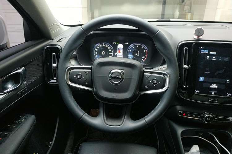 Used Volvo XC40 2019 T4 Four-Wheel Drive Dawn Ice White Steering Wheel